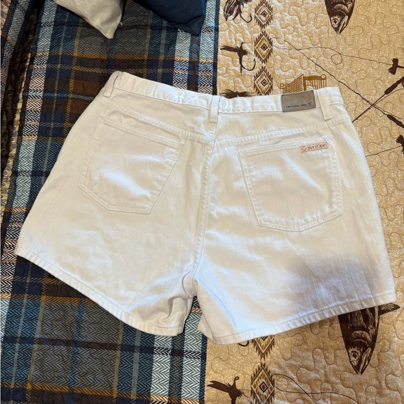 Calvin Klein women's 5-pocket white denim shorts, side slits "Omega" style sz 14 - Picture 2 of 9